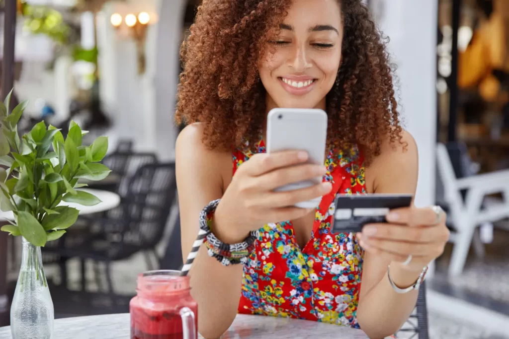 Mulher pesquisando por ecommerce em seu celular