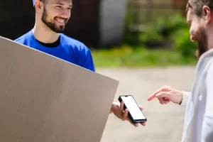 Homem entregando uma encomenda comprada através da regra de frete configurada pelo hub de integração do ANYMARKET