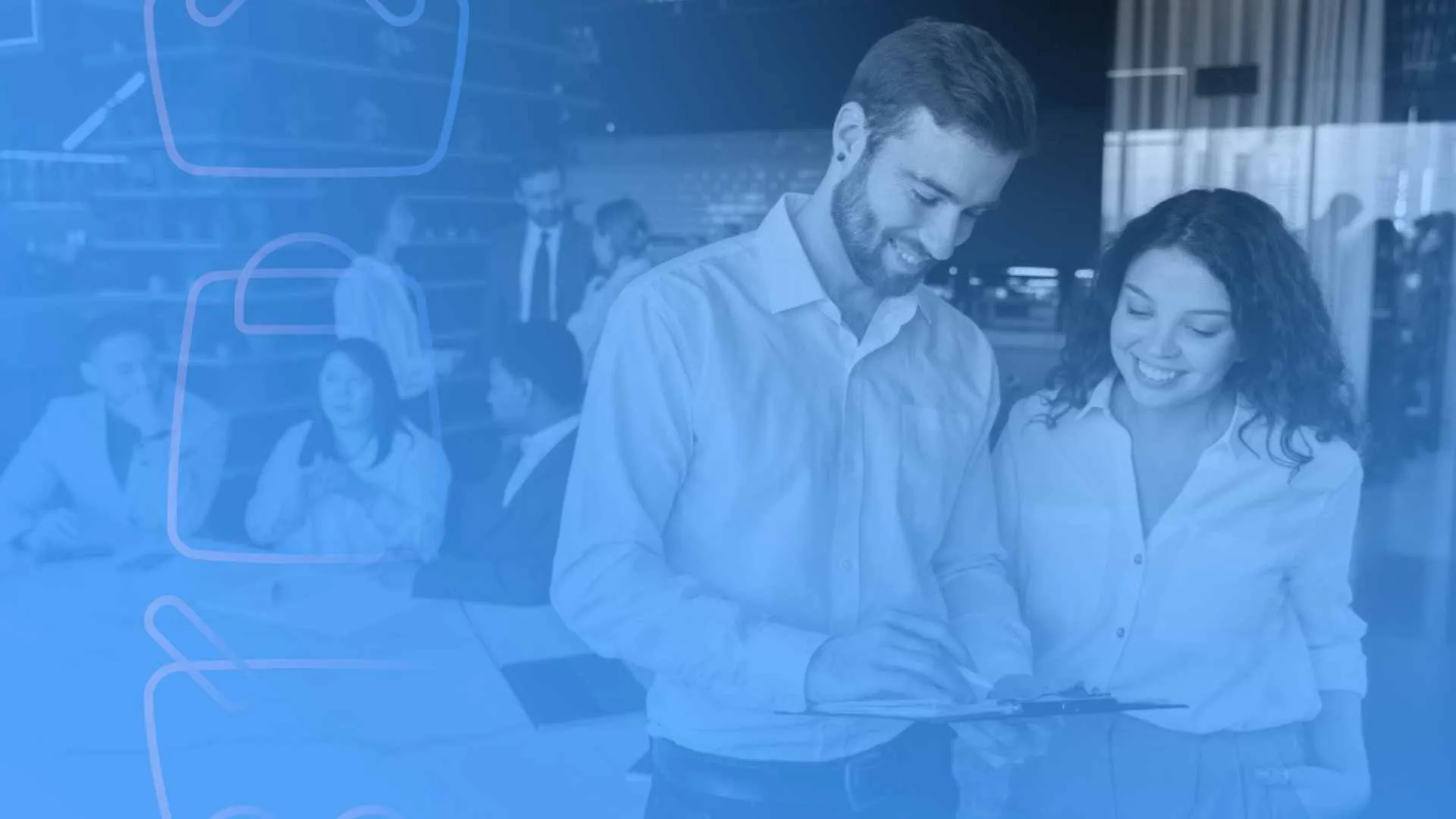 Equipe de trabalho analisa documentos e soluções em conjunto, ilustrando eficiência operacional no full commerce.