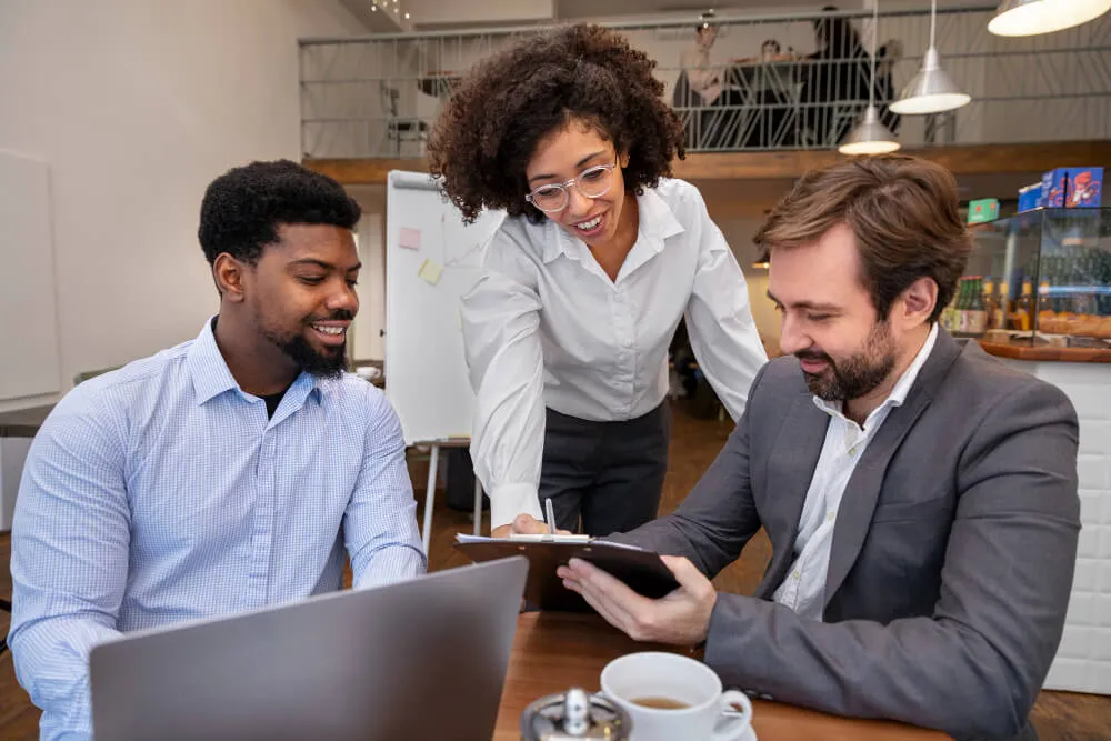 Profissionais em reunião discutem estratégias de vendas digitais, representando a gestão completa oferecida pelo full commerce.
