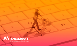 Boneco miniatura com carrinho de compras passeando sobre um teclado, simbolizando compras no marketplace Google Shopping