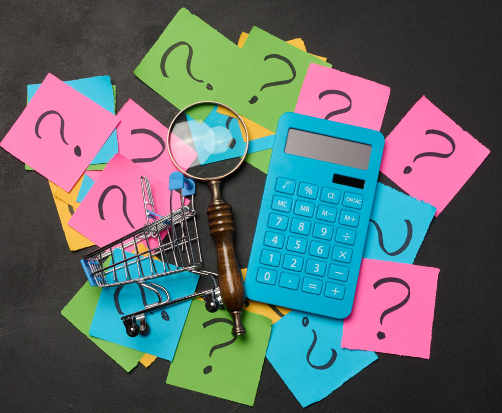 Post its diversos com ponto de interrogação, calculadora e carrinho de compras.