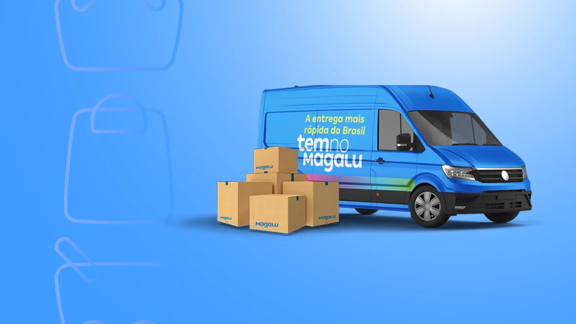 Furg&atilde;o azul de entregas do Magalu com a frase "A entrega mais r&aacute;pida do Brasil tem no Magalu" estampado na lateral, posicionado ao lado de caixas de papel&atilde;o de encomendas empilhadas.