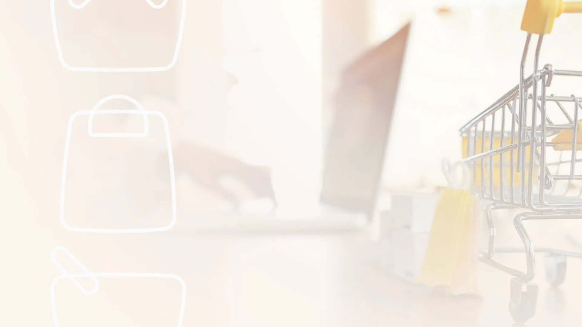 Pessoa mexendo no notebook para se cadastrar em marketplaces