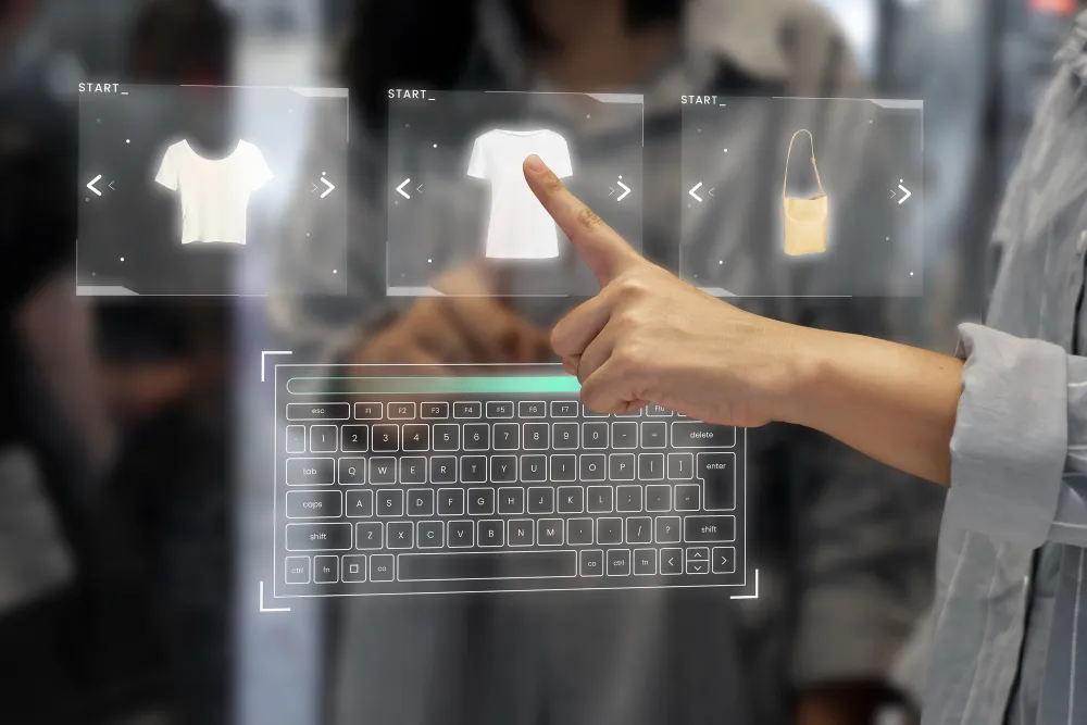 Mão interagindo com interface holográfica de compras virtuais exibindo roupas, bolsa e teclado digital projetado, representando marketplace de nicho.