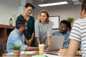 Equipe de trabalho reunida para definir as ações da Black Friday.