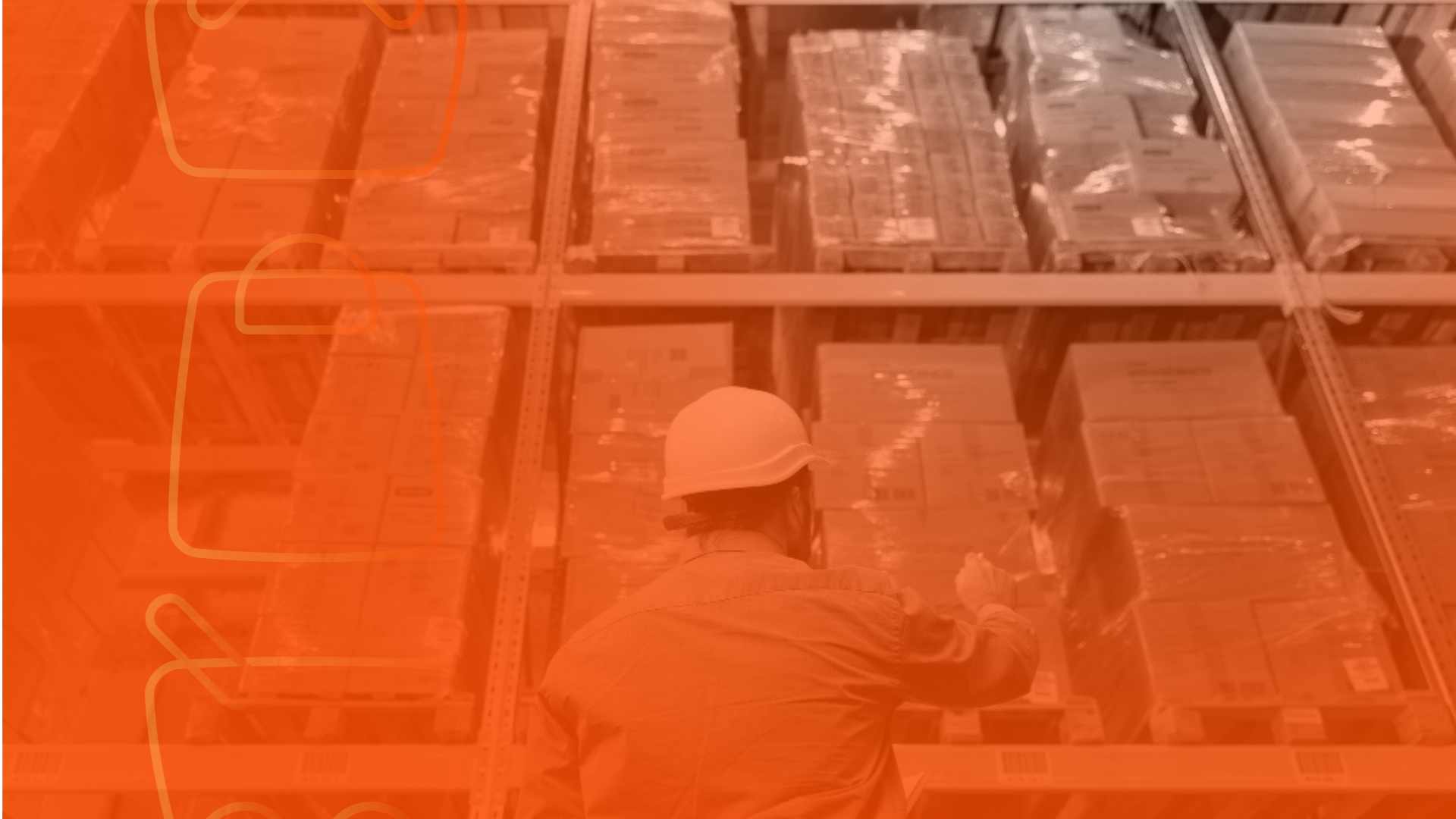 Homem realizando o controle de estoque de marketplaces com grandes caixas à frente