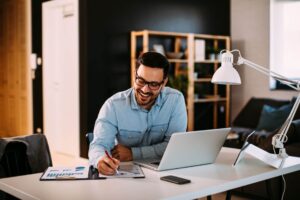 Homem analisando dados do ERP para manter a saúde fiscal da empresa.