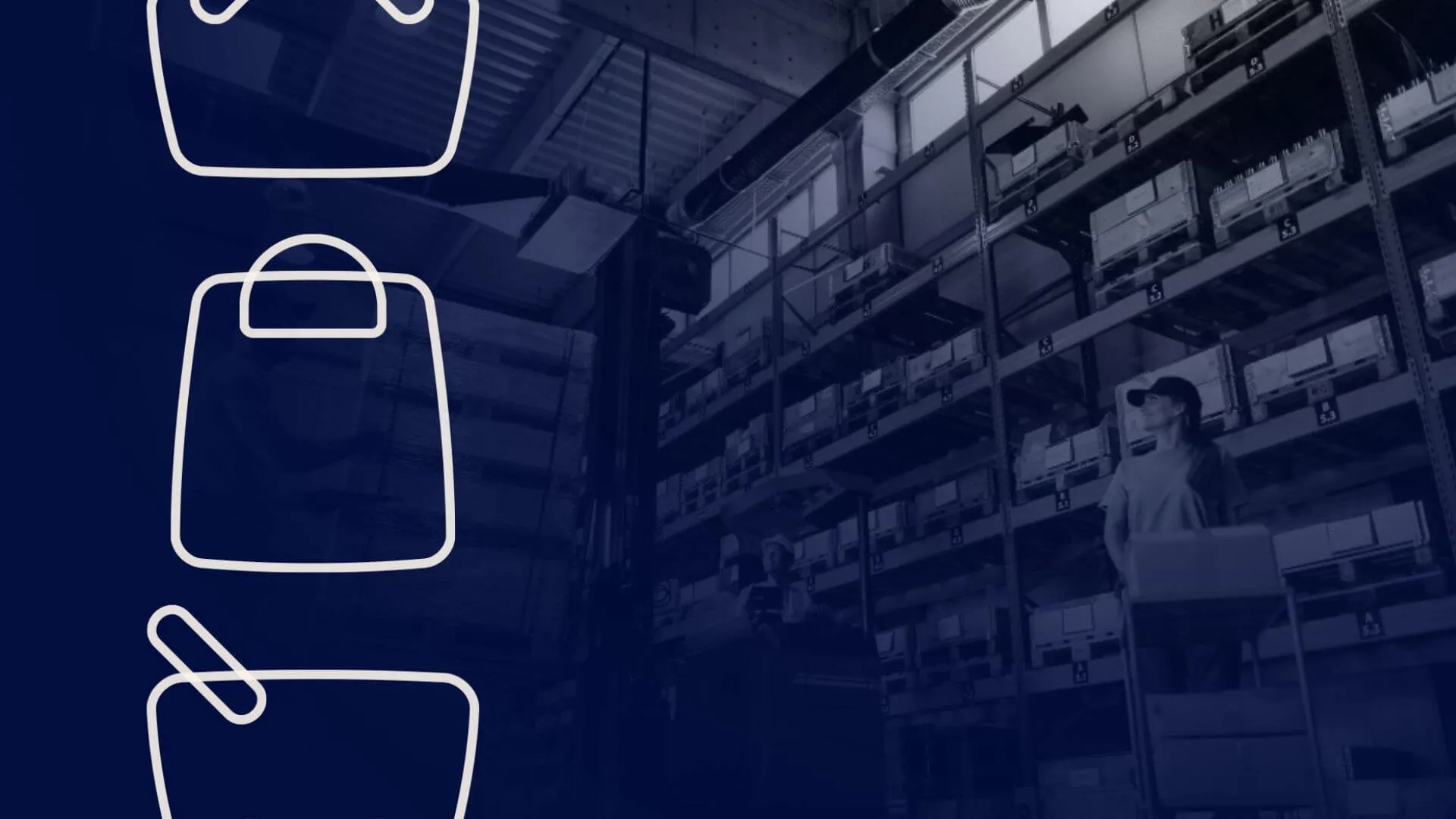 Equipe realiza order fulfillment conferindo e organizando encomendas para envio aos clientes.