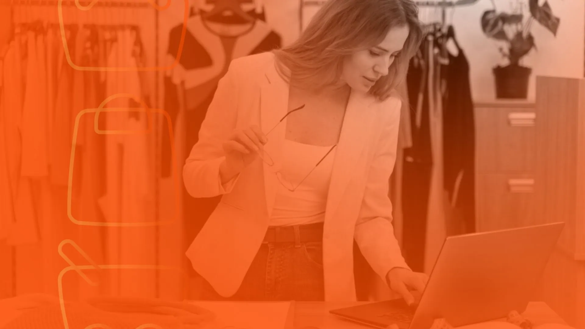 Profissional do varejo de moda analisando informações no notebook em loja, representando a gestão de um marketplace de moda.