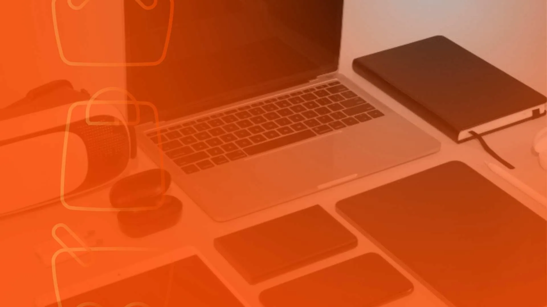Kit de produtos em marketplace com dispositivos eletrônicos como notebook, tablet e fones de ouvido organizados sobre uma mesa.