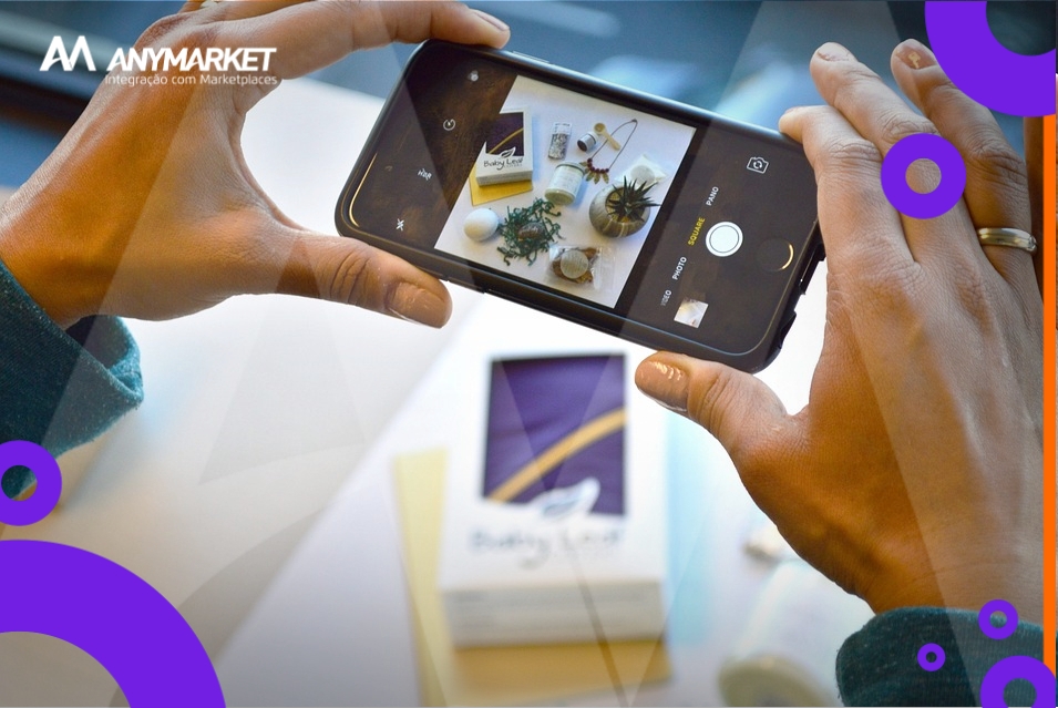 Imagem de mãos com celular tirando foto de seus produtos para anunciar em marketplace