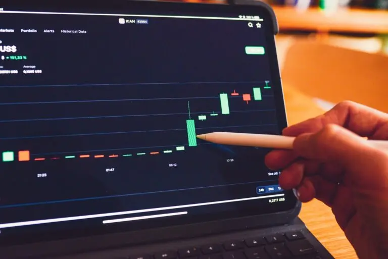 Pessoa verificando no notebook quais são os negócios lucrativos