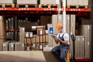 Imagem de homem analisando fluxo do cross docking