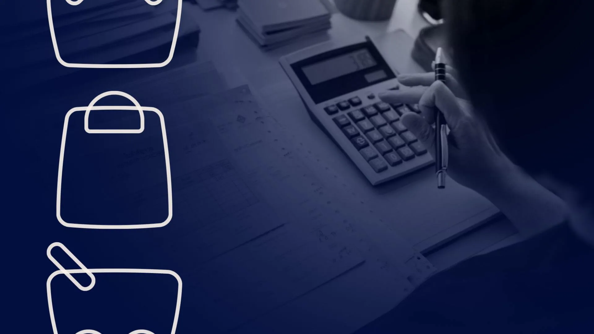 Vendedor de um marketplace separando e organizando todas as notas fiscais solicitadas na tributa&ccedil;&atilde;o marketplace