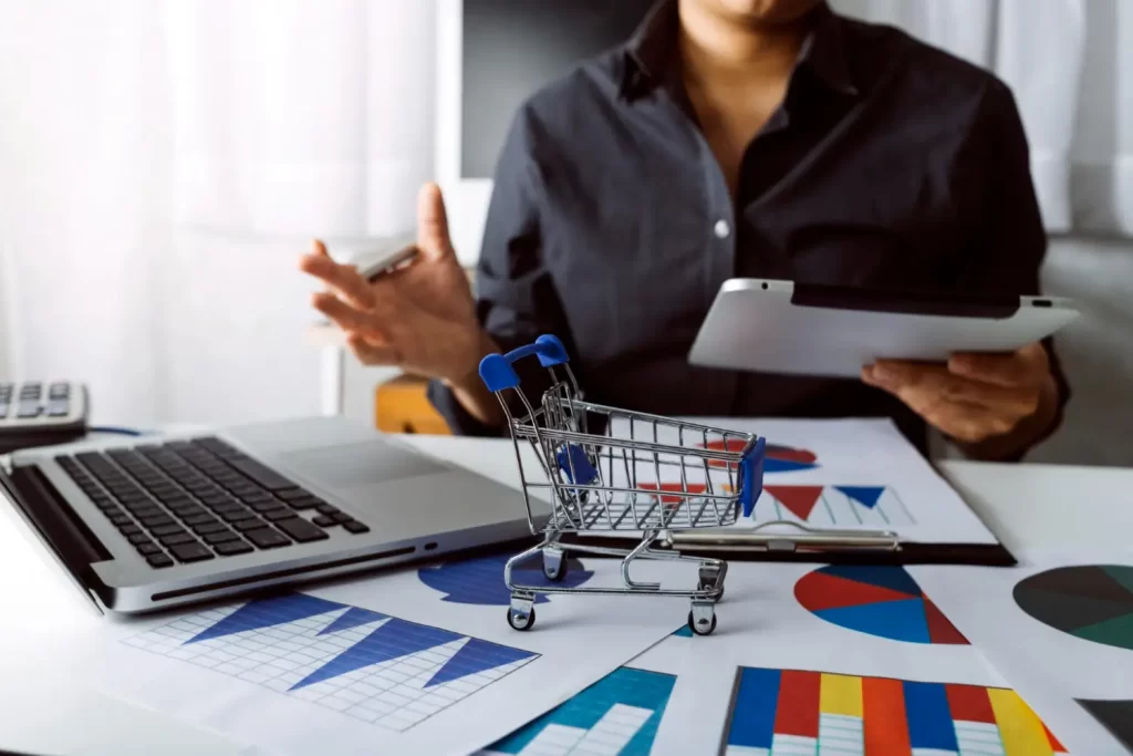 Pessoa, com um tablet na mão, realizando a gestão da reputação do seu marketplace