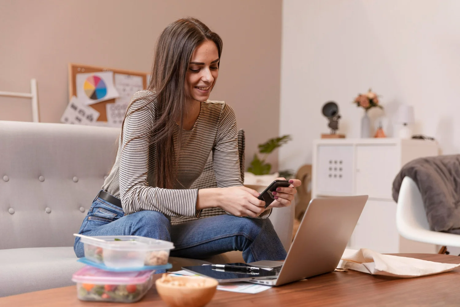 Mulher comprando em uma loja online representando o que é gtin