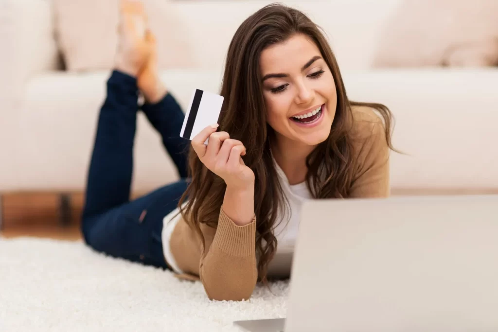Mulher comprando online representando as vendas sazonais