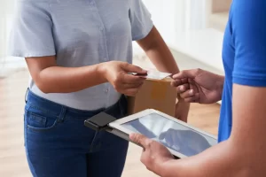 Mulher recebendo encomenda de uma loja com baixo lead time