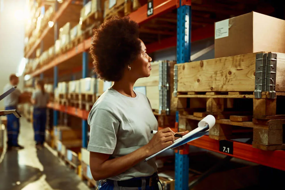 Mulher verificando estoque para melhorar o tempo de expedição logístico (lead time)