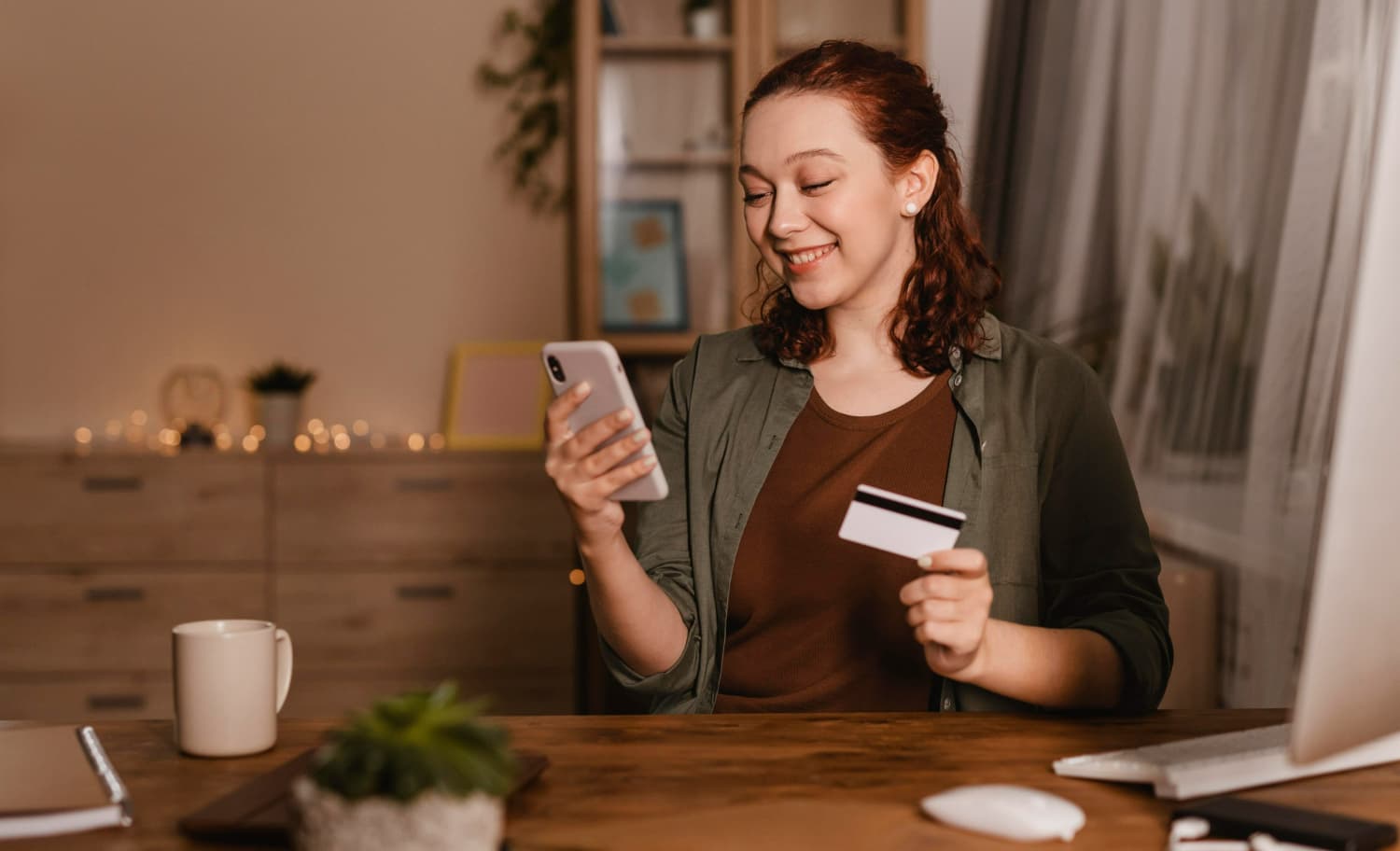 Mulher comprando online de uma loja confiável depois do e-commerce entender como posicionar anúncio no mercado livre