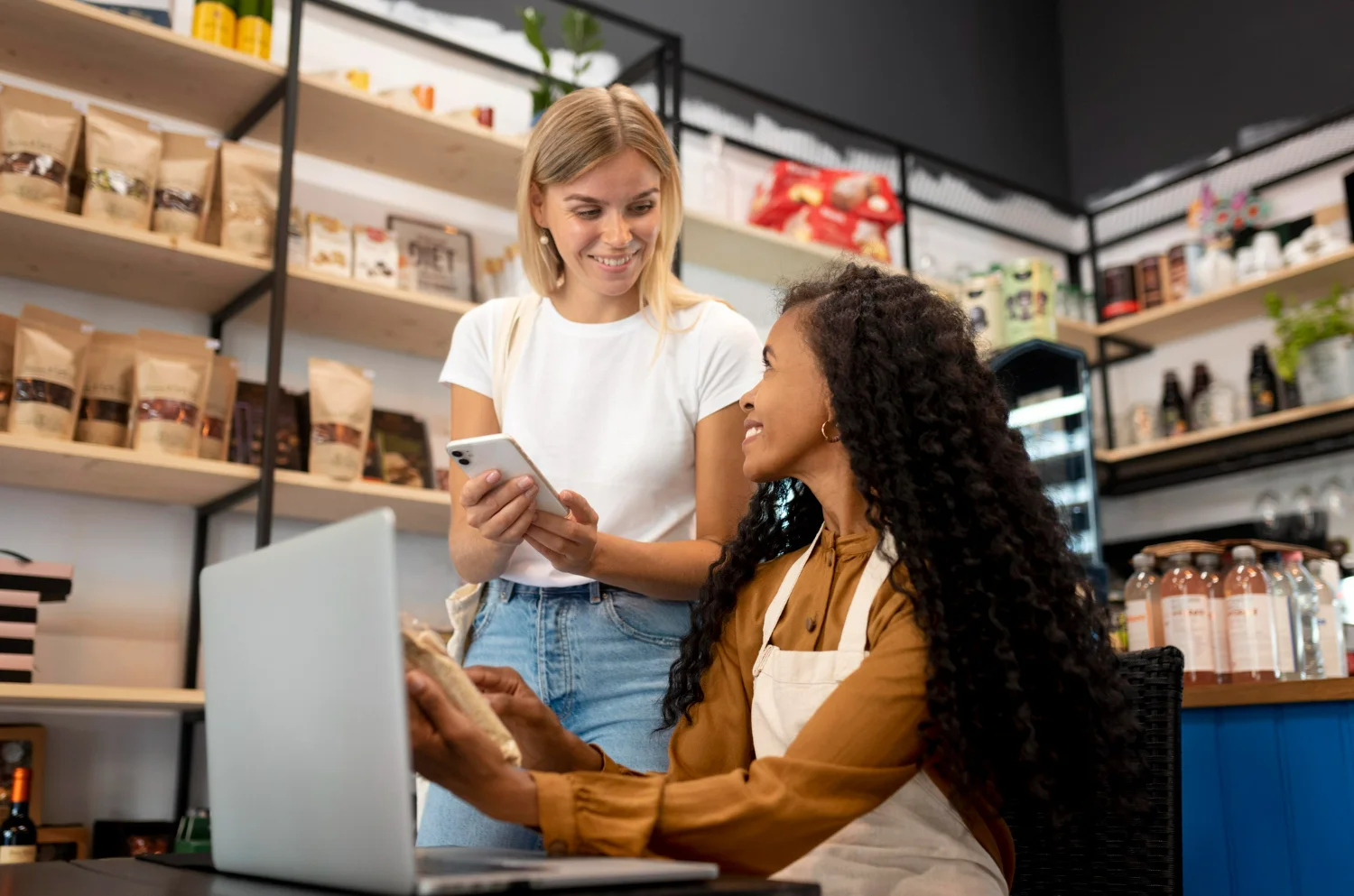 Mulheres conversando sobre estratégias de retail media em seus negócios