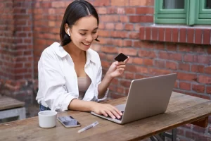 Mulher contente realizando compras online