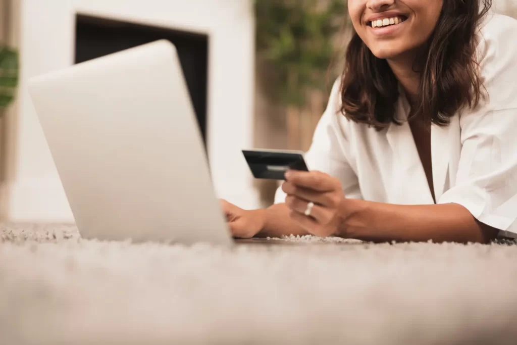 Mulher comprando online graças a um otimizado checkout ecommerce