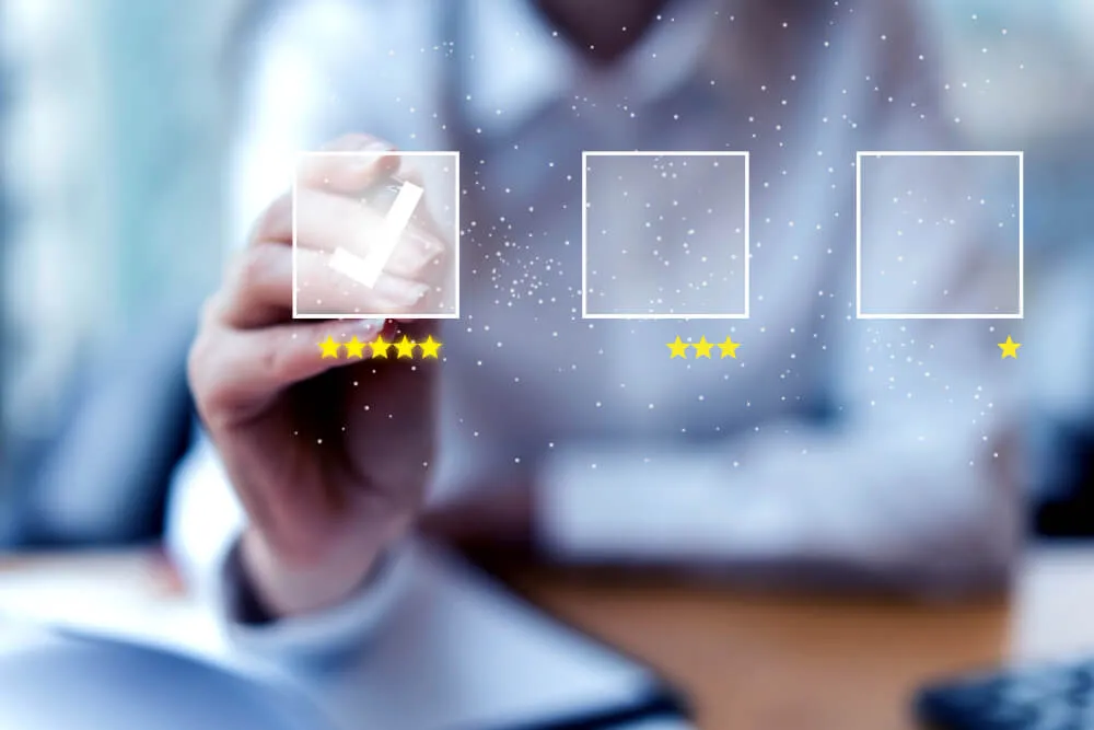 Mão selecionando uma caixa de verificação com sinal de confirmação e cinco estrelas amarelas em uma interface digital de avaliação de clientes.