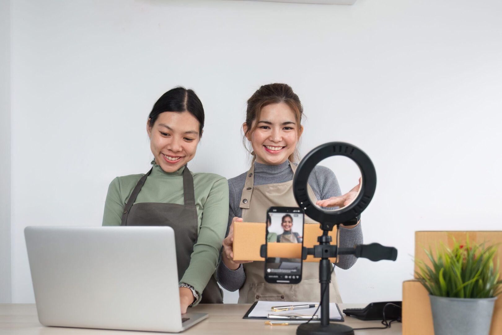 Duas mulheres aprendendo como vender mais no TikTok Shop 