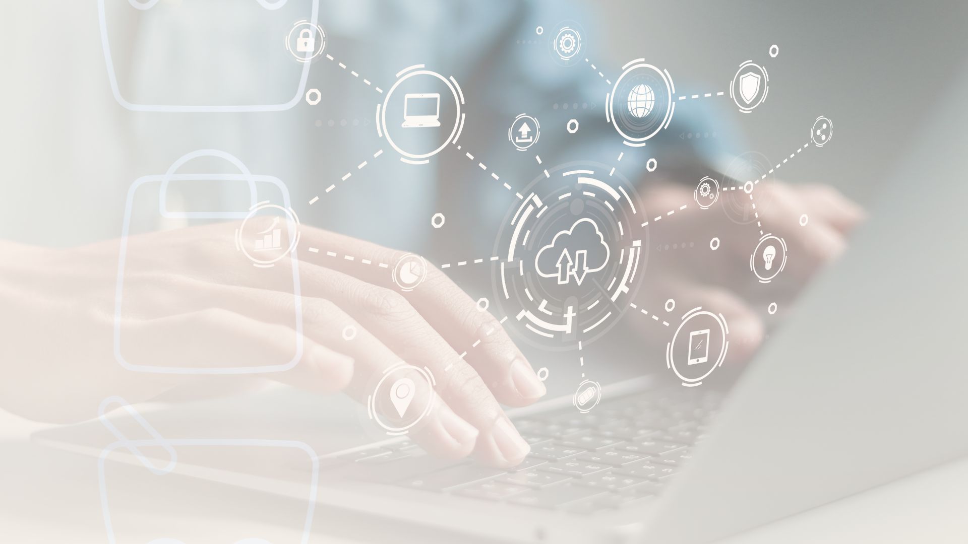 Pessoa mexendo no computador migrando seu hub integrador de marketplaces