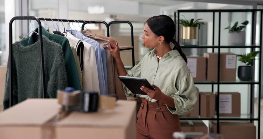 Mulher checando estoque de moda nos marketplaces e vendendo por multi cnpj 