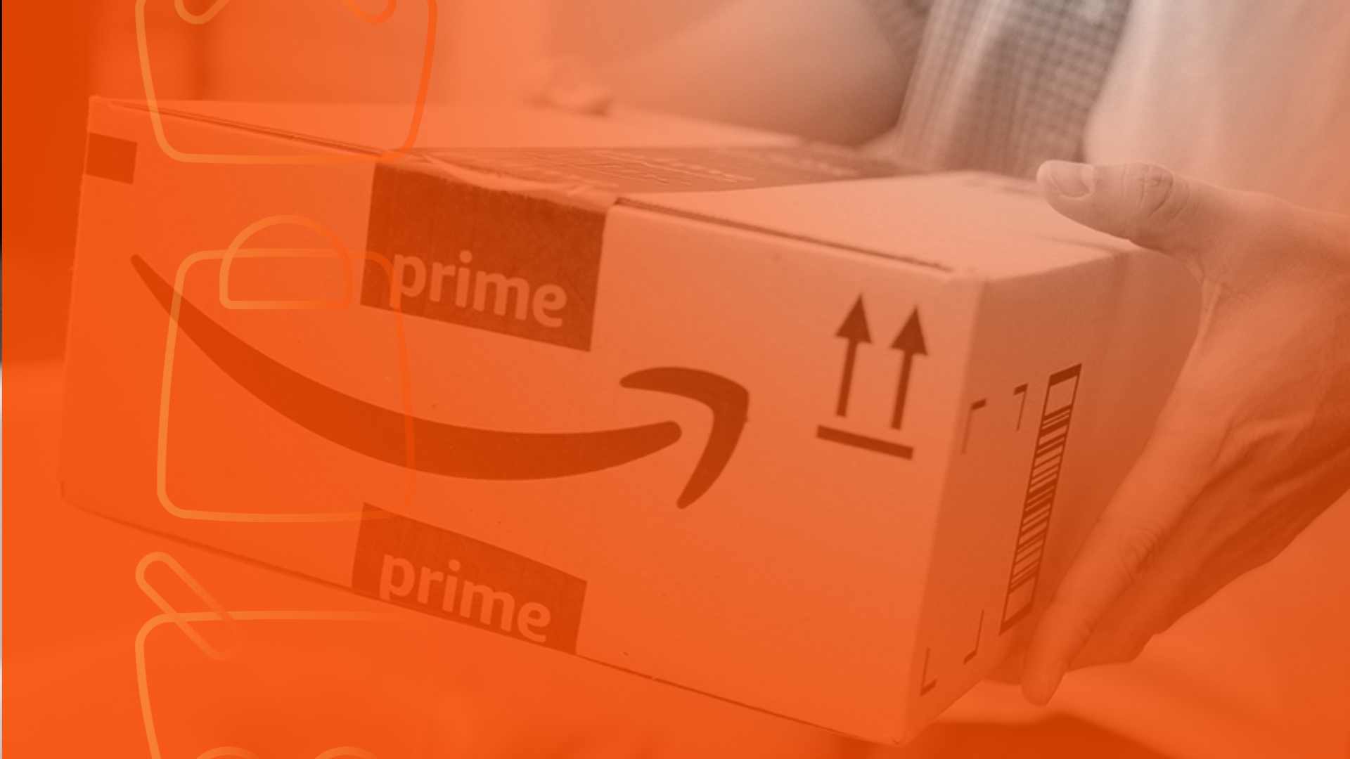Caixa de entrega Amazon Prime sendo manuseada, ilustrando eficiência logística com o FBA Onsite Amazon.