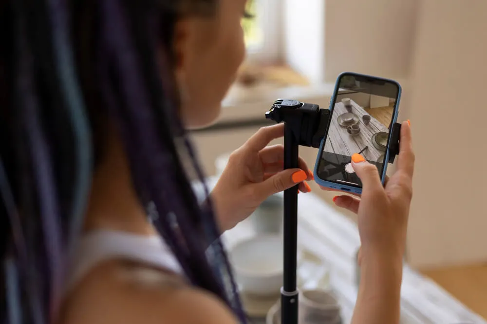 Vendedor fotografando produtos para criar vídeos e anúncios no formato Clips no Mercado Livre, estratégia visual para destacar itens e atrair mais clientes.