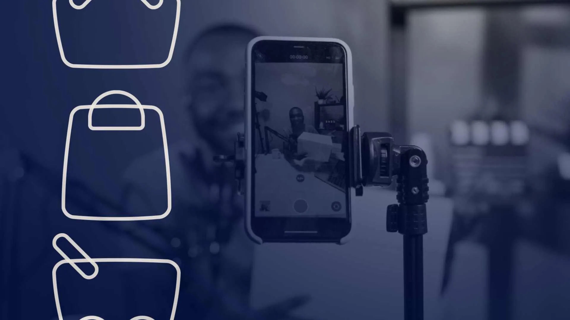 Criador de conteúdo gravando vídeo sobre produtos para programas de afiliados em marketplaces como Shopee, Amazon e Mercado Livre.