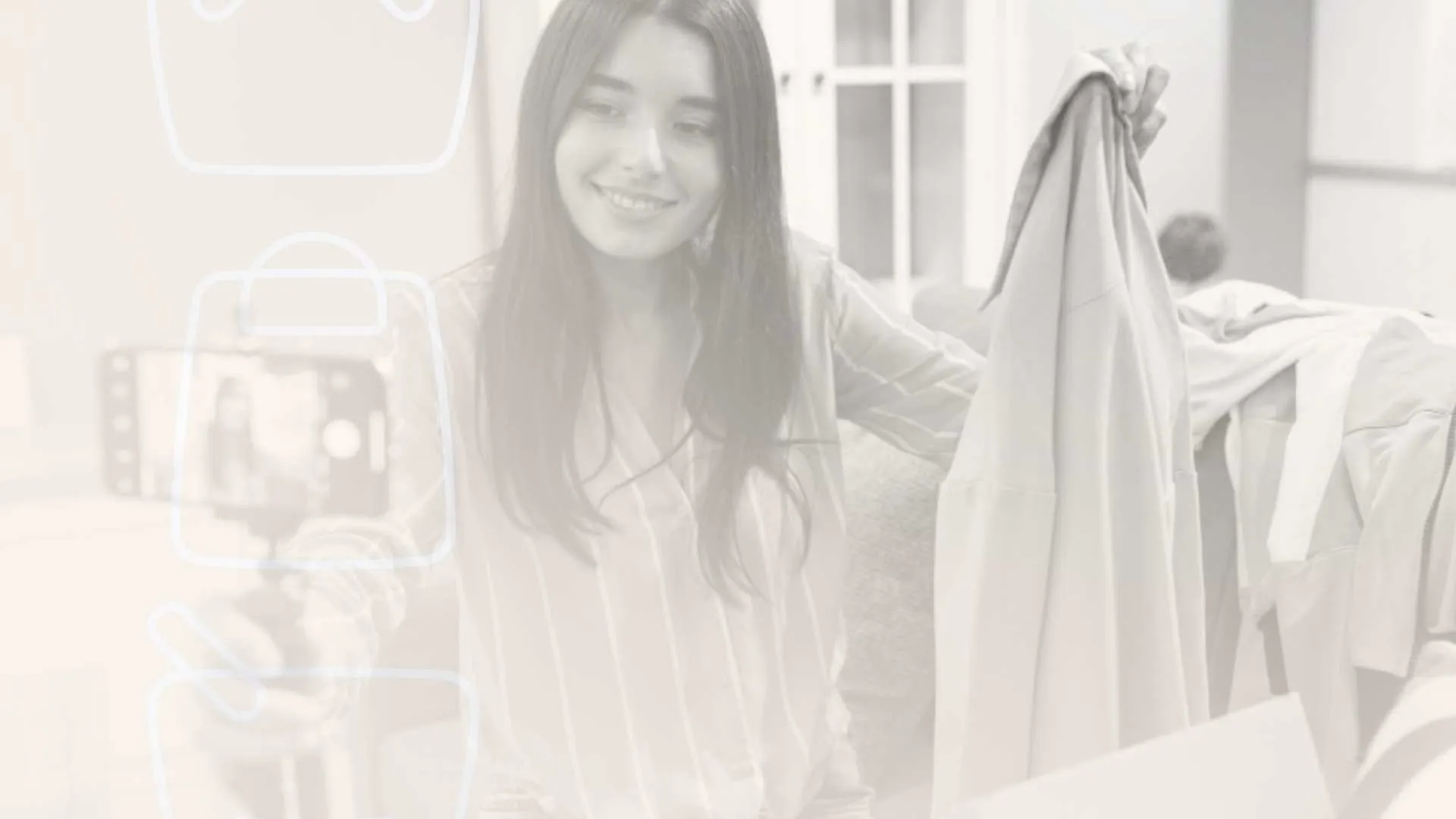 Influenciadora exibindo roupa em frente à câmera para anunciar produtos no Dafiti marketplace.