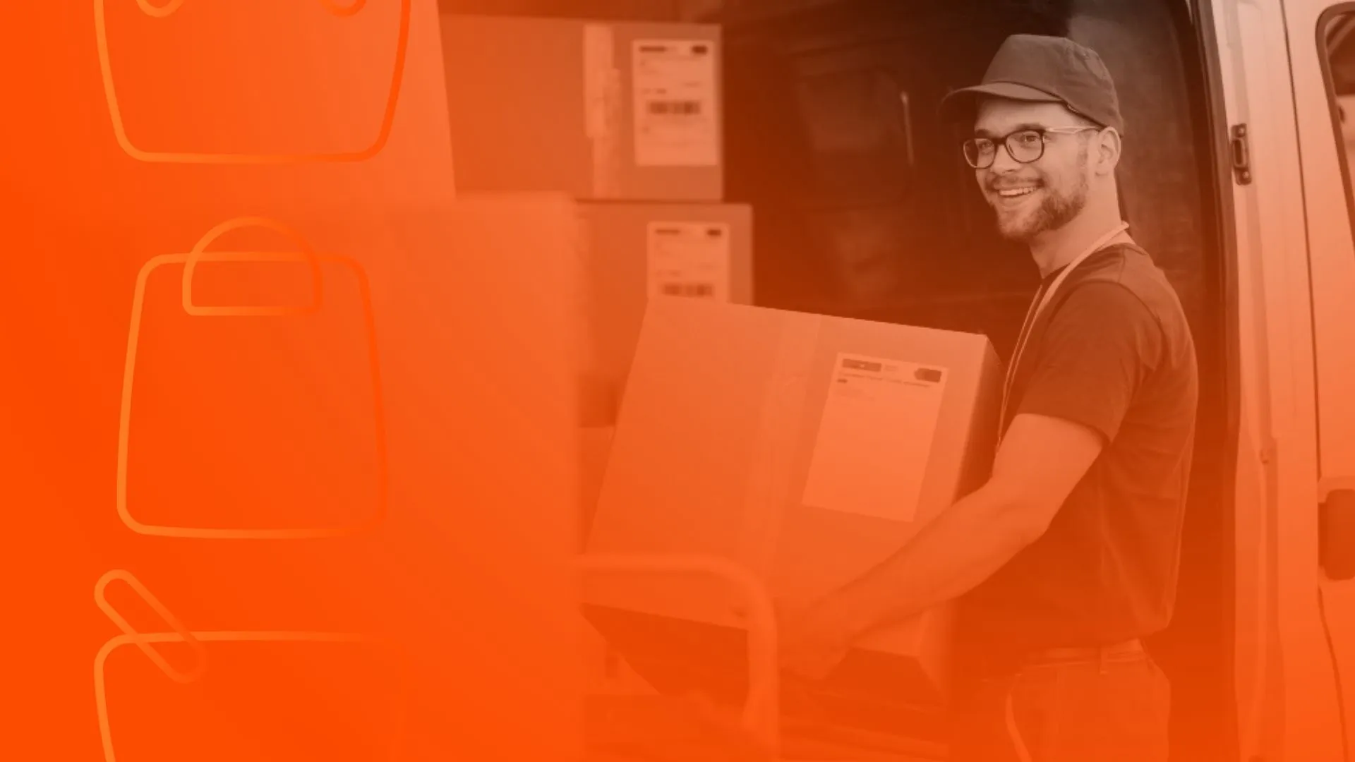 Entregador de log&iacute;stica da Shopee Xpress sorrindo para a c&acirc;mera e segurando uma caixa