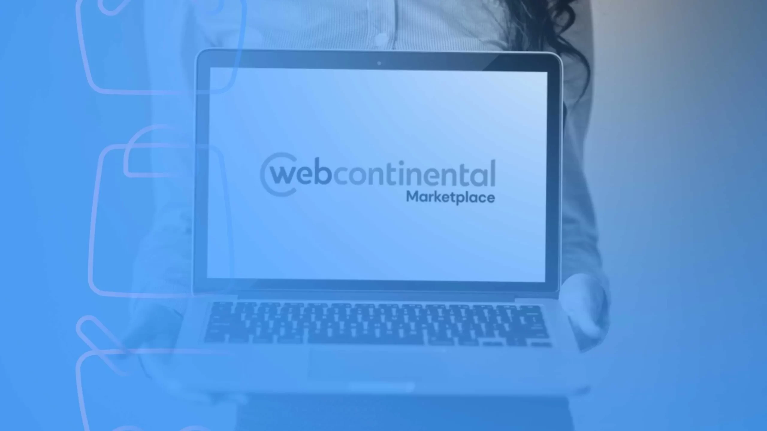 Pessoa segurando notebook com a tela exibindo o logotipo do Webcontinental Marketplace, simbolizando vendas online e integração com marketplaces.