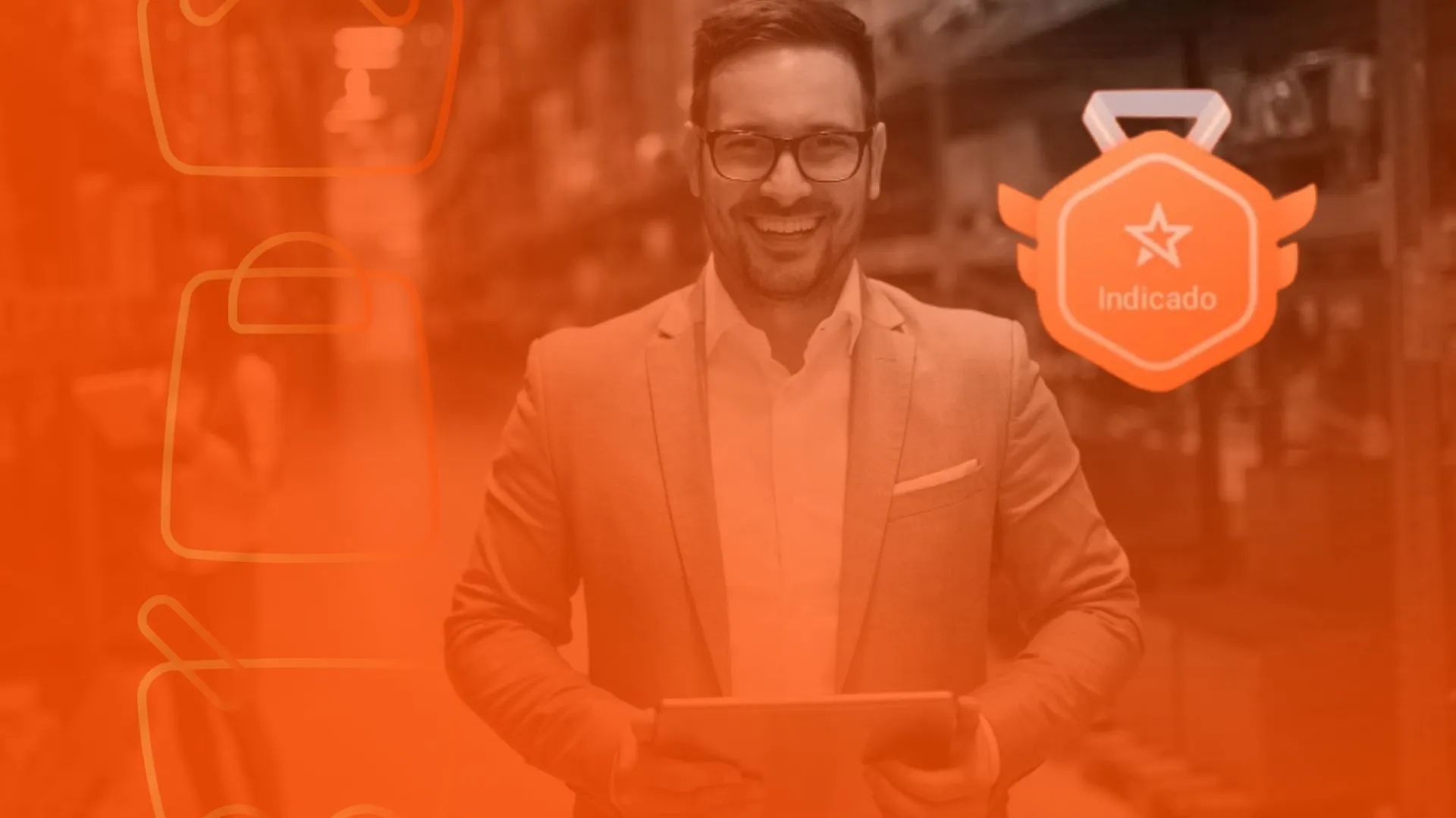 Vendedor sorrindo para a c&acirc;mera no estoque de sua loja virtual com selo de vendedor indicado Shopee ao lado.