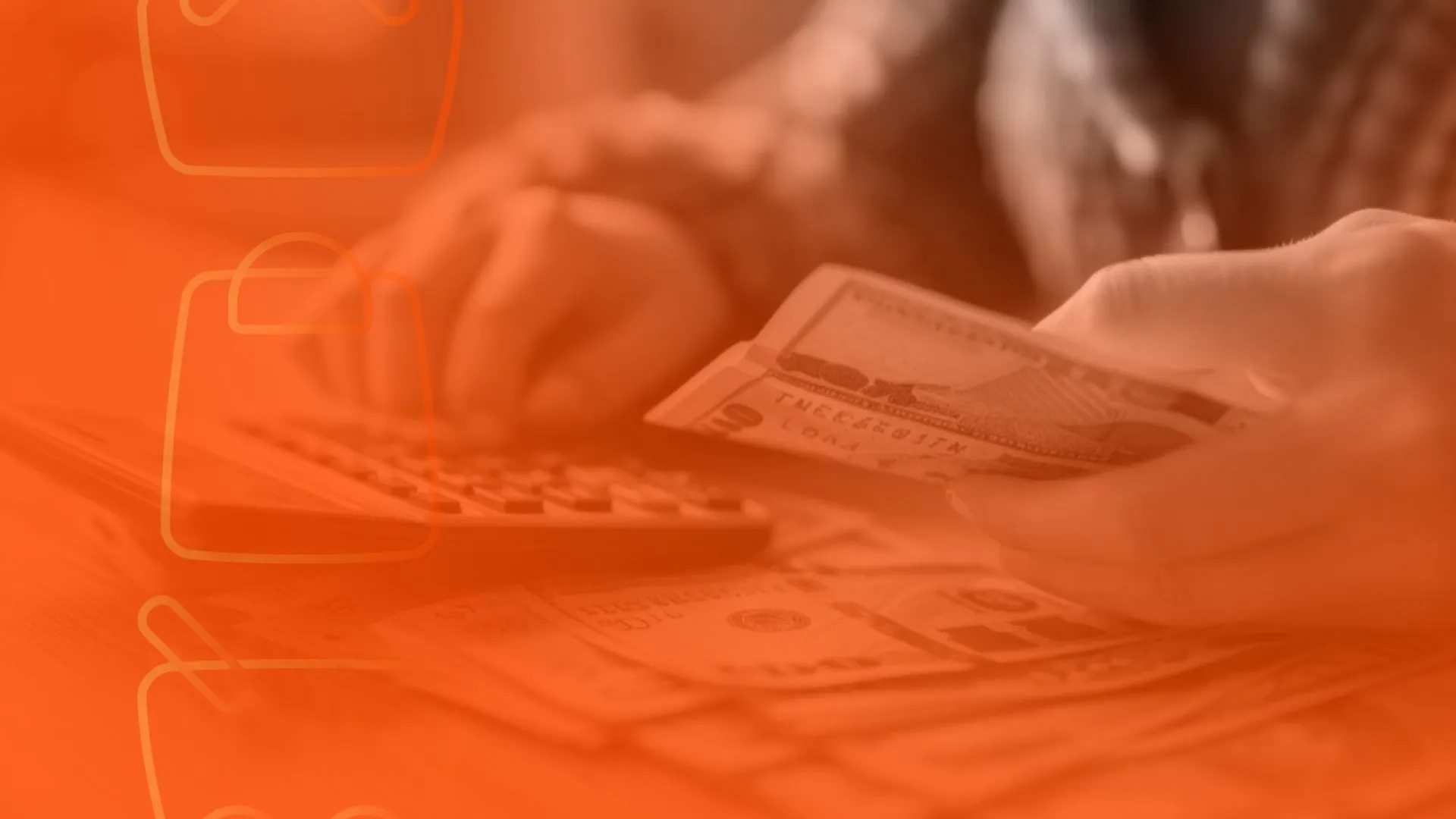 Homem sentado em uma mesa com dinheiro e calculadora em mãos, calculando os impactos da mudança de comissionamento da Shopee