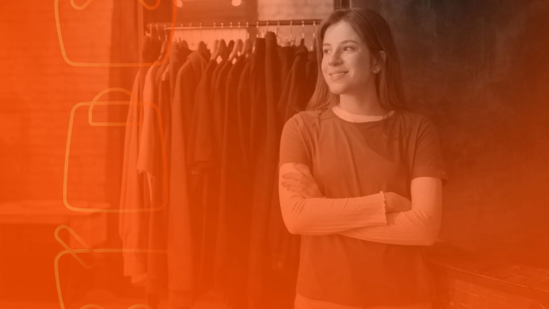 Lojista em ambiente de boutique com roupas expostas, simbolizando crescimento e posicionamento de marca no varejo de moda.