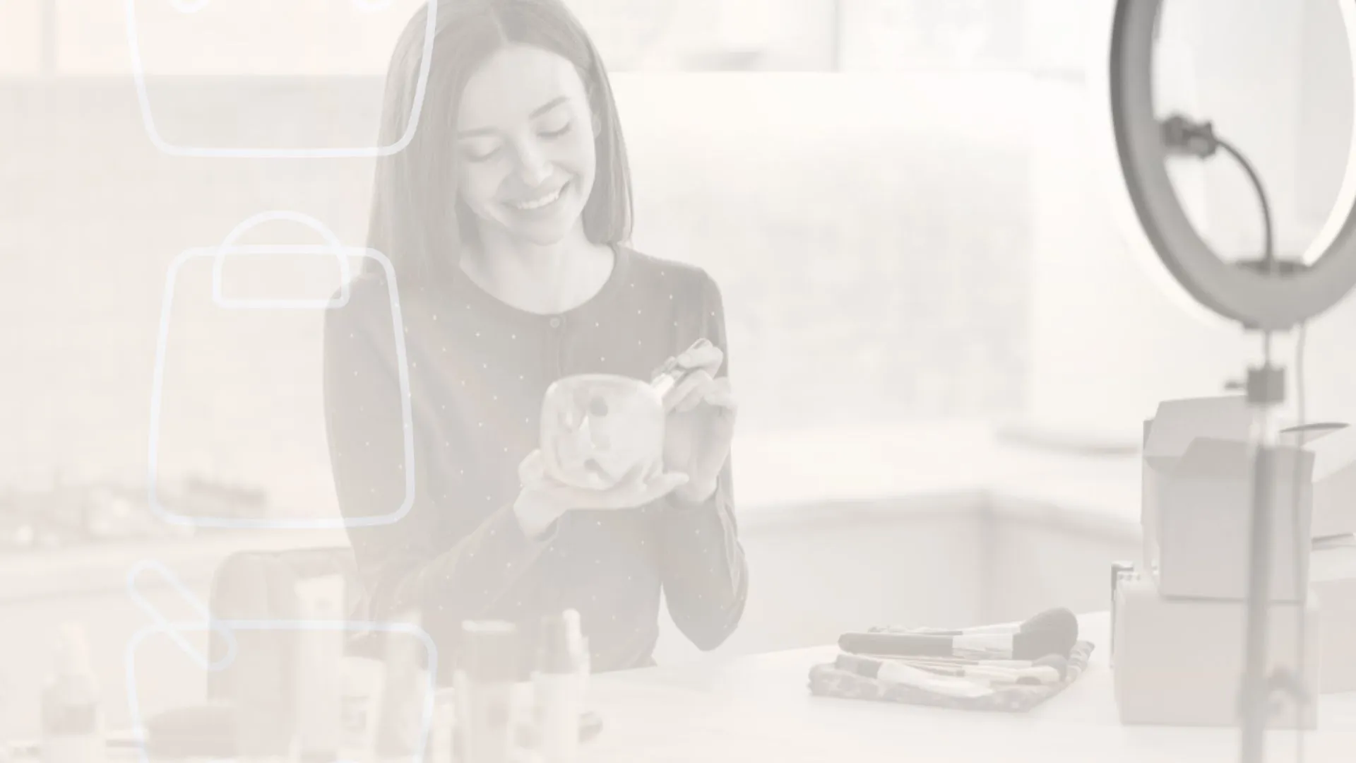 Criadora de conteúdo apresentando cosmético para câmera em ambiente doméstico, representando estratégias para vender produtos de beleza online.