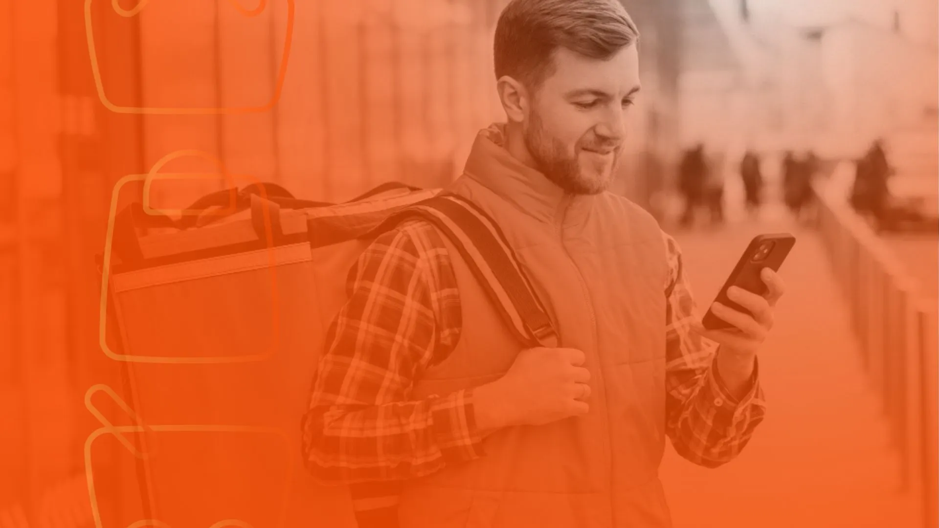 Entregador com mochila de delivery olhando celular, representando vendas e pedidos no marketplace do iFood.