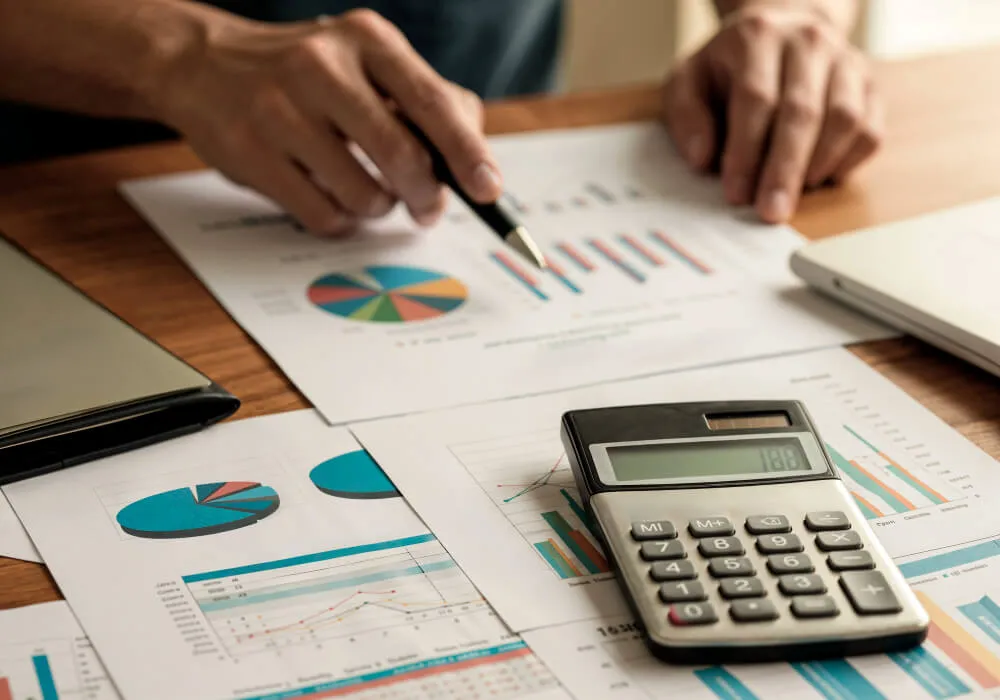 Pessoa analisando relatórios de vendas com calculadora, representando gestão de vendas de Havaianas em marketplace