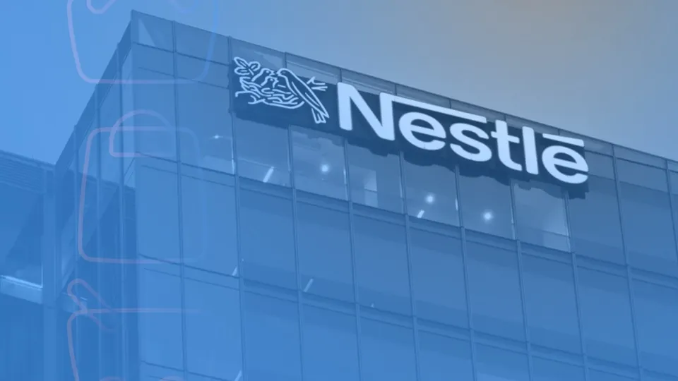 Fachada corporativa da Nestl&eacute; representando estrat&eacute;gias e expans&atilde;o do e-commerce de alimentos no varejo digital.