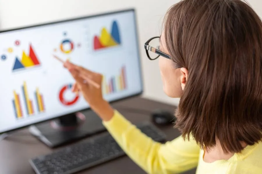 Profissional analisando indicadores de desempenho em operação de e-commerce de alimentos.