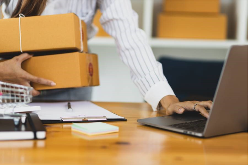 Profissional realizando gestão de marketplace com organização de pedidos e operação de vendas online.