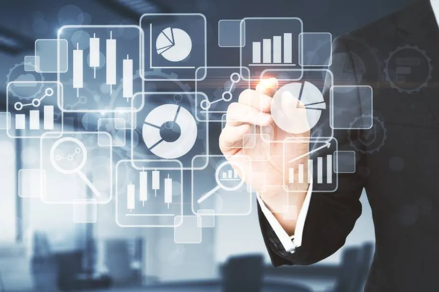 Profissional analisando indicadores de performance em marketplace para otimização de vendas e resultados.