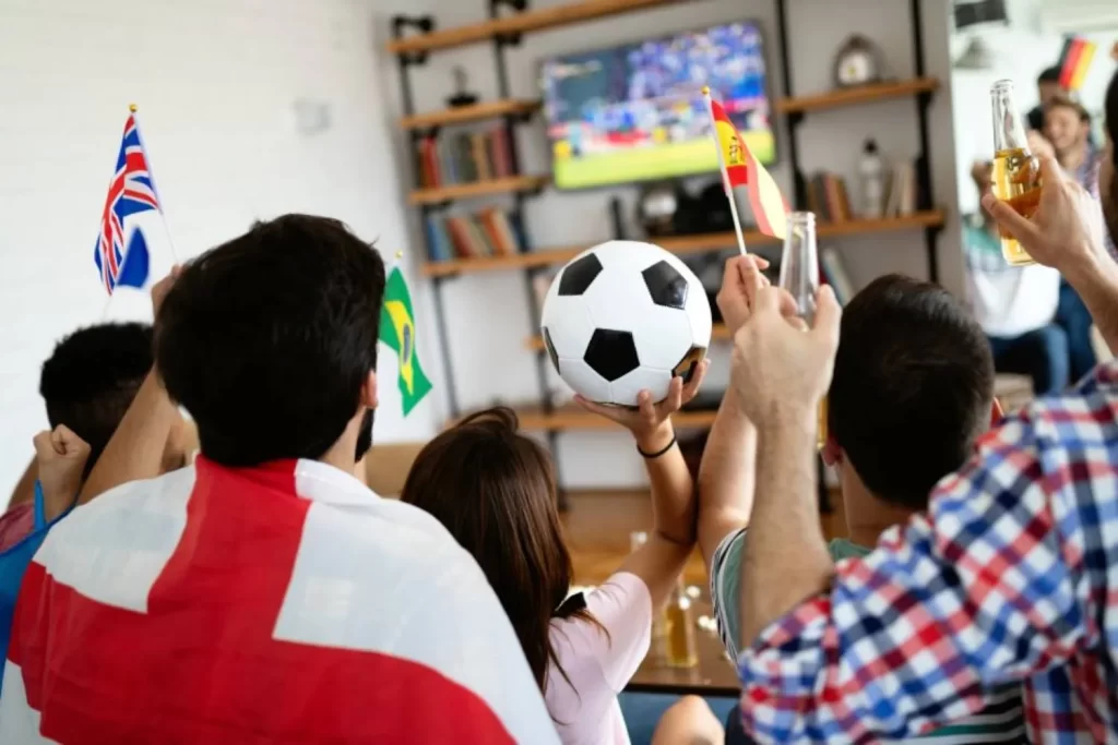 Grupo de torcedores acompanhando partida de futebol relacionada ao aumento das vendas na Copa do Mundo.