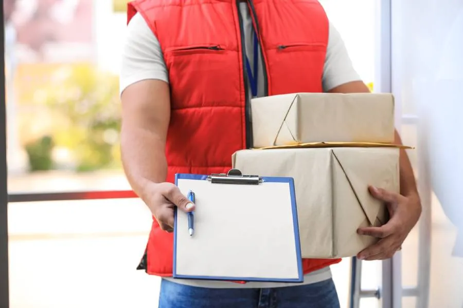 Entregador com caixas de pedidos da Temu Marketplace